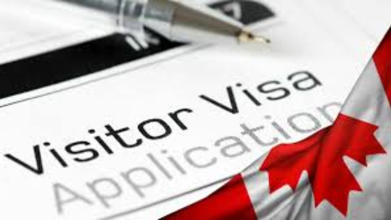 How does IRCC decide if a visitor will receive a single-entry or multiple-entry visa for Canada?